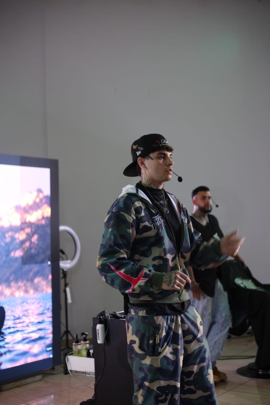 Aaron dando una clase